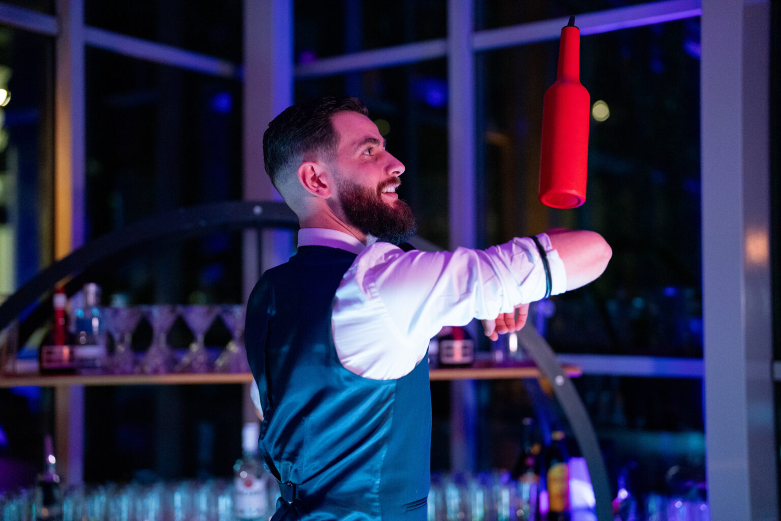 Un barman professionnel animant une soirée d'entreprise avec un bar élégant.