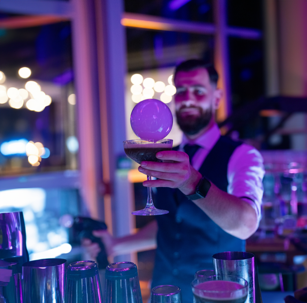 Barman qui prépare des cocktails à domicile sur Paris