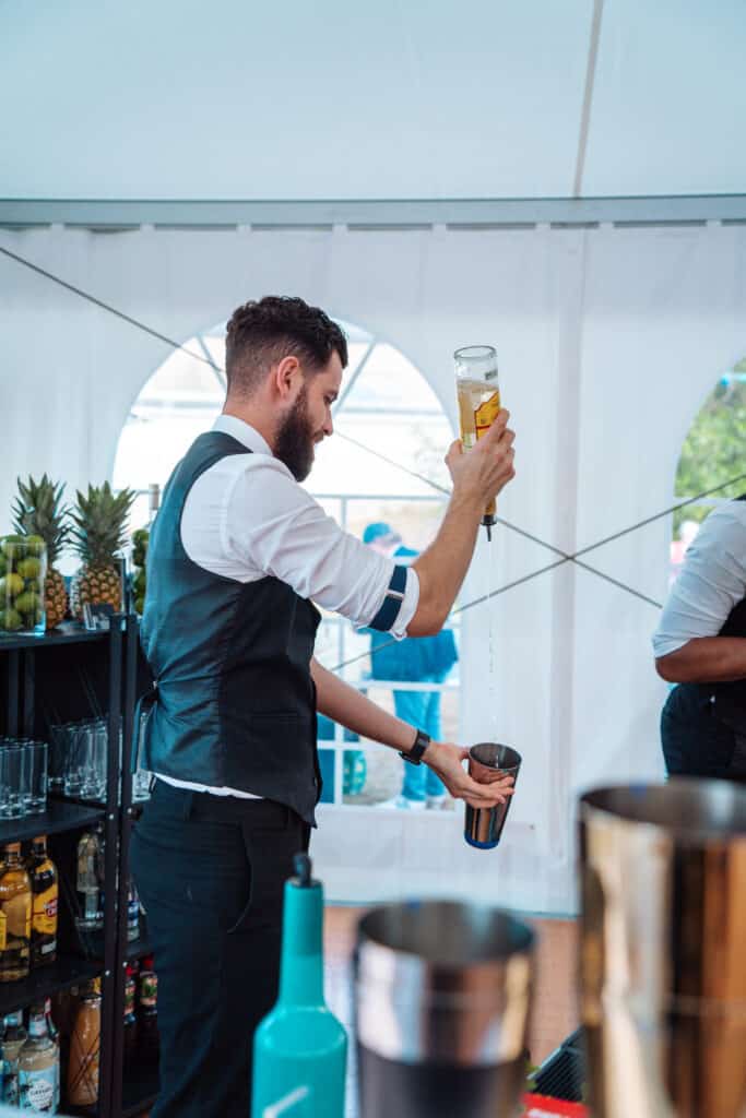 Bar à cocktails à domicile sur paris avec un barman mixologiste