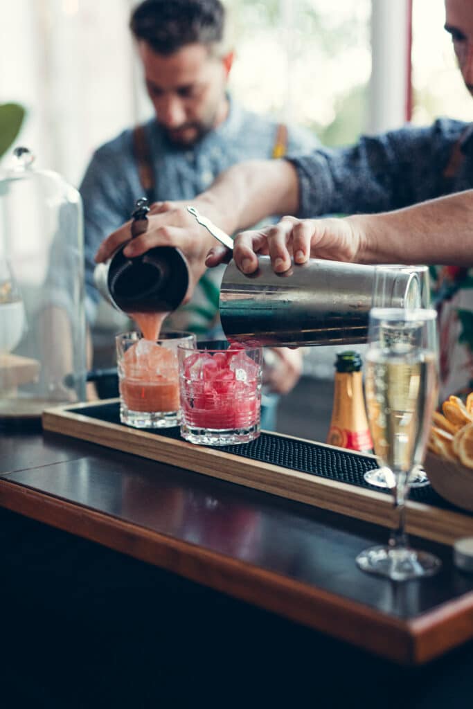 Barman qui prépare des cocktails a domicile pour un anniversaire a saint nazaire