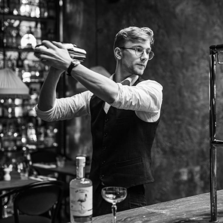 barman à domicile qui prépare un cocktail