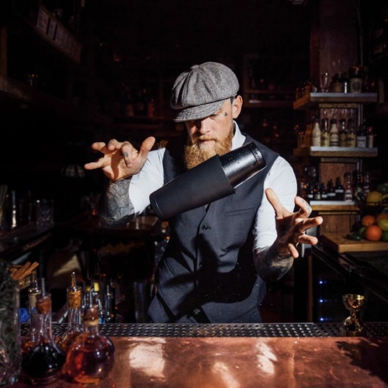 barman qui jongle avec son blender