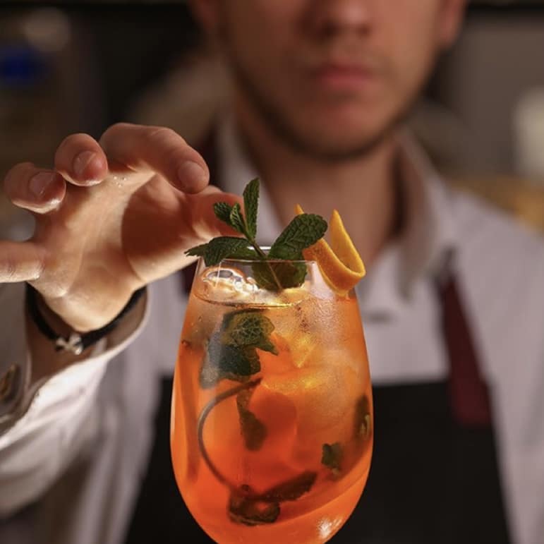 barman qui réalise un cocktail sur mesure