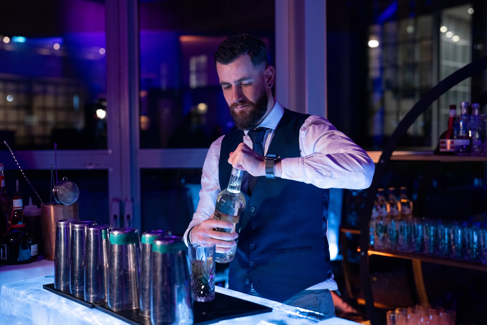 Image d'un barman qui ouvre une bouteille