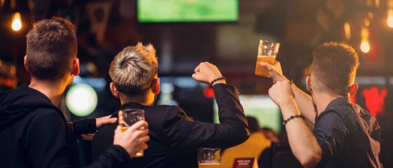 Jeune qui regardent le match avec un cocktail en main