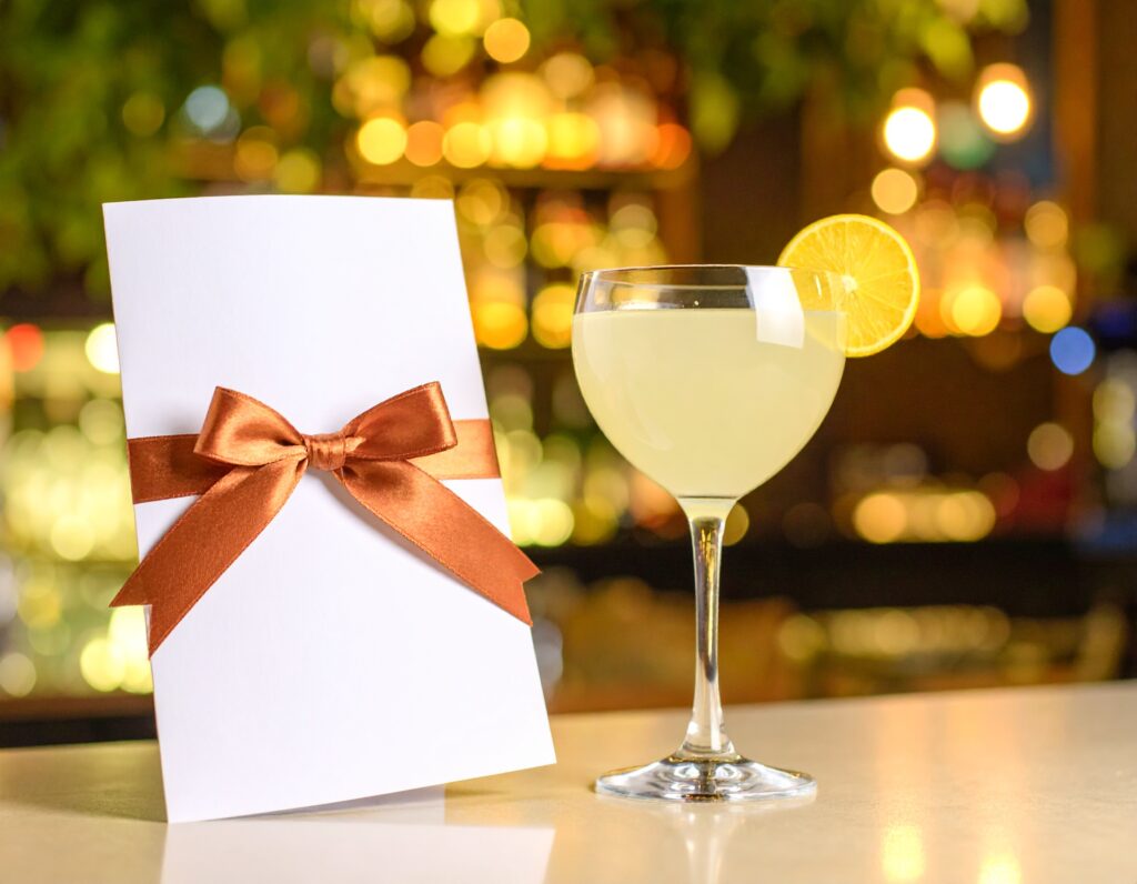 Image d'un diplôme posé sur un bar