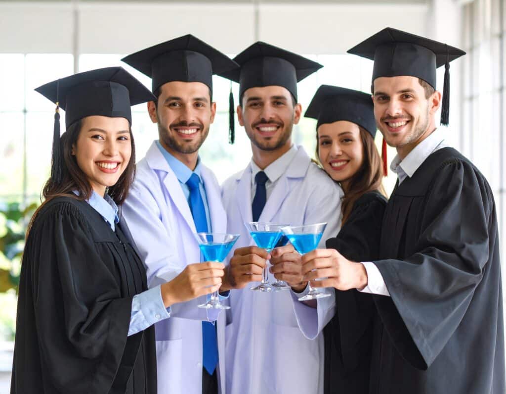 Images de jeunes qui viennent d'être diplomés