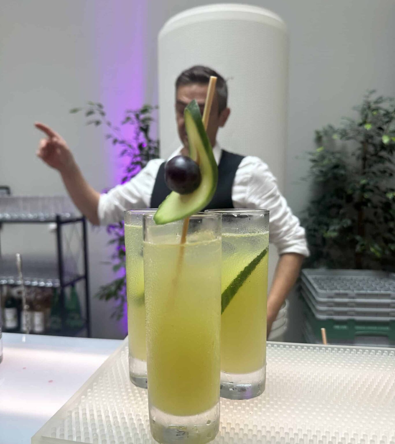 Image d'un cocktail derrière ses créations