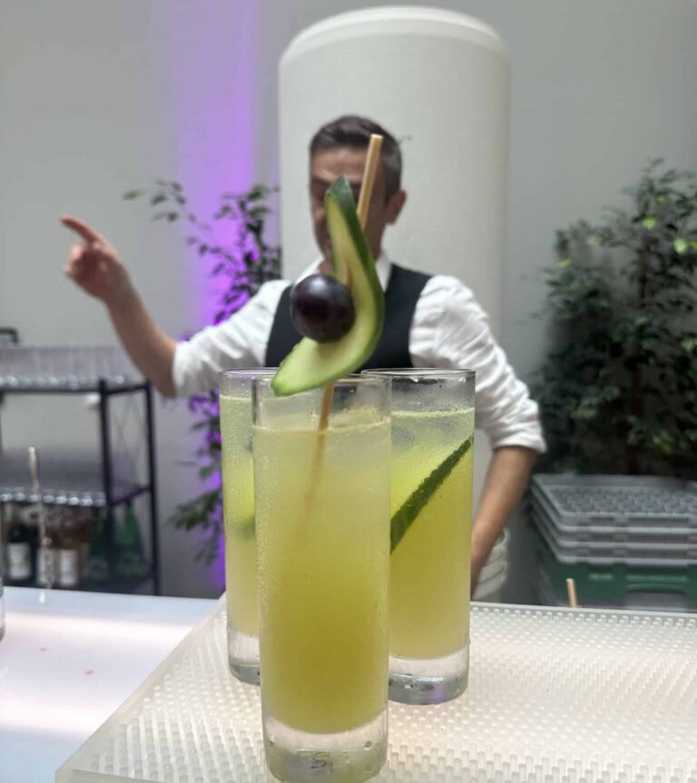 Image d'un cocktail derrière ses créations